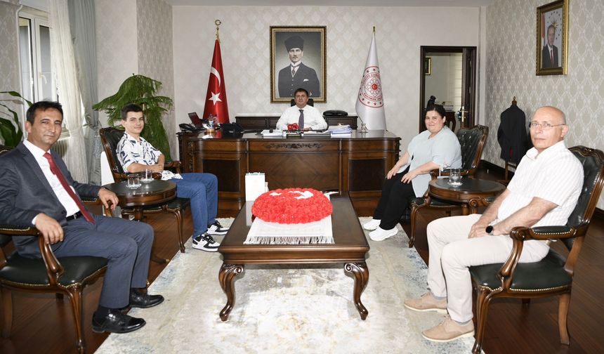 LGS Türkiye Birincisi Öğrenciden Vali Sarıibrahim’e Ziyaret