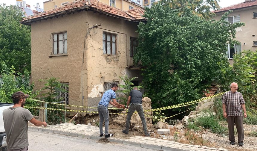 Karaman’da Sel Sularının Temeline Hasar Verdiği 2 Katlı Kerpiç Evde Önlem Alındı