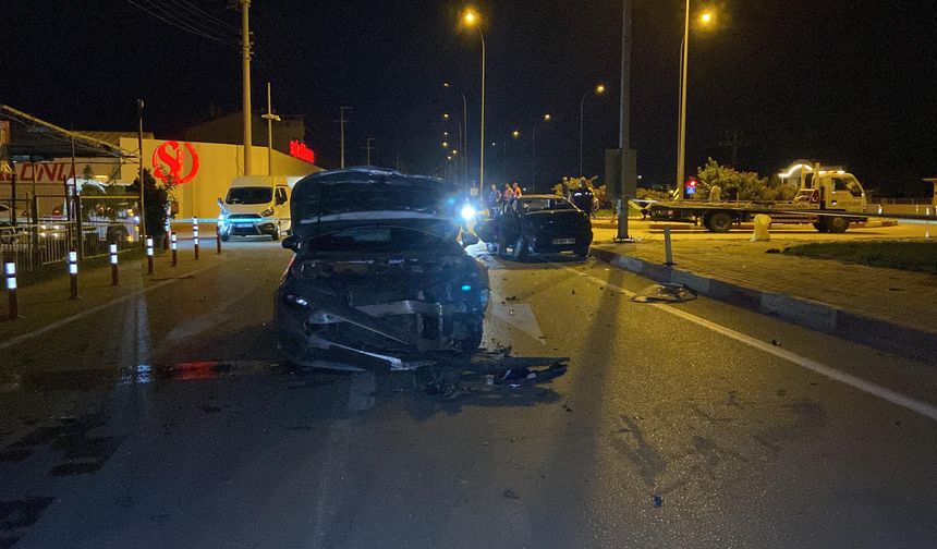 Karaman'da İki Otomobil Çarpıştı: 1 Ölü, 5 Yaralı