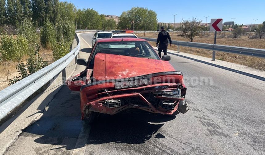 Bariyerlere Çarpan Araç Ters Döndü!