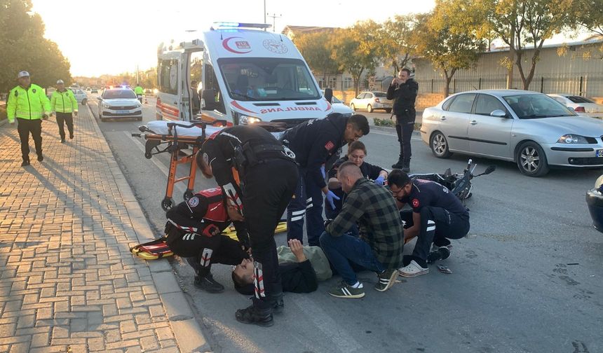 Otomobille Çarpışan Elektrikli Bisiklet Sürücüsü Gencin Ayağı Kırıldı