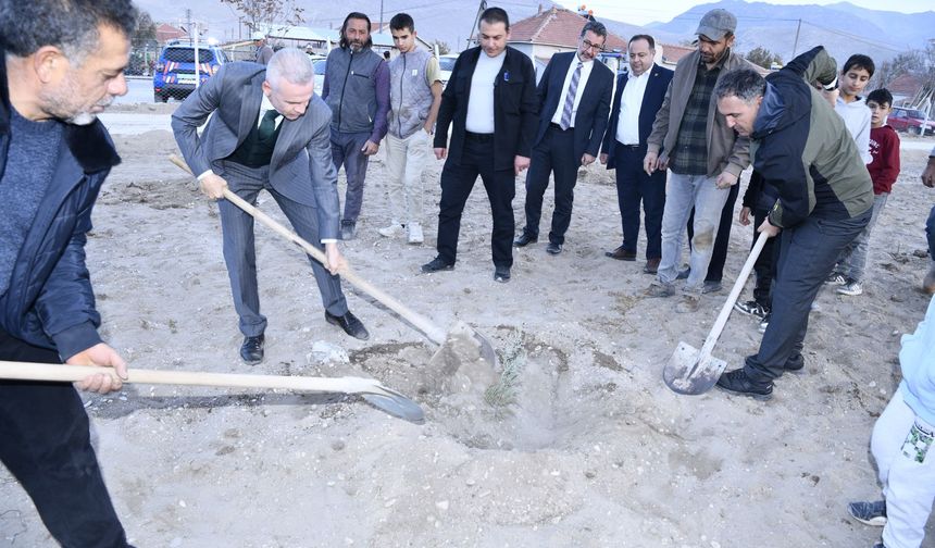 Vali Çiçekli Fidan Dikim Etkinliğine Katıldı