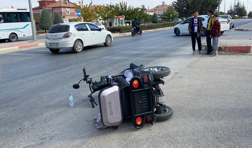 Otomobil İle Çarpışan Elektrikli Bisikletin Sürücüsü Yaralandı