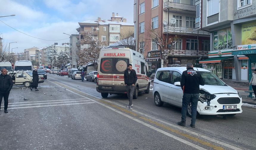 Geri Manevra Yapan Otomobil Hafif Ticari Araçla Çarpıştı: 1 Yaralı