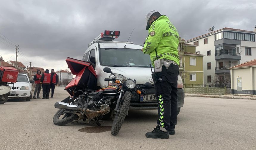 Karaman’da Hafif Ticari Araçla Çarpışan Motokurye Yaralandı