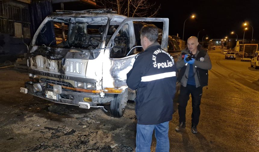 Kundaklanan Kamyonet Demir Yığınına Döndü