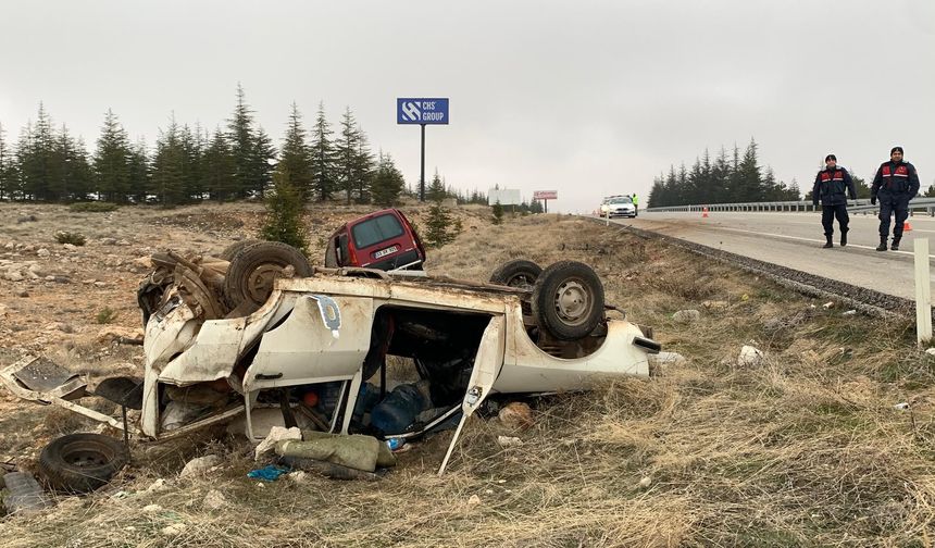 Karaman’da 2 Araç Şarampole Savruldu: 4 Yaralı