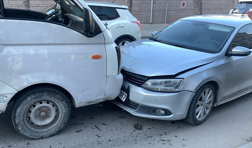 Karaman’da Karşı Şeride Geçen Kamyonet İki Araca Çarparak Durabildi