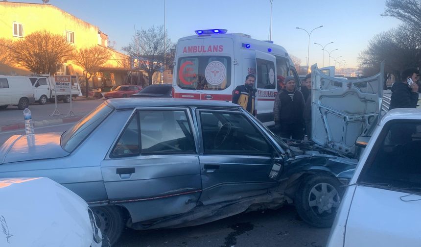 Karaman'da Otomobiller Çarpıştı: 2 Yaralı