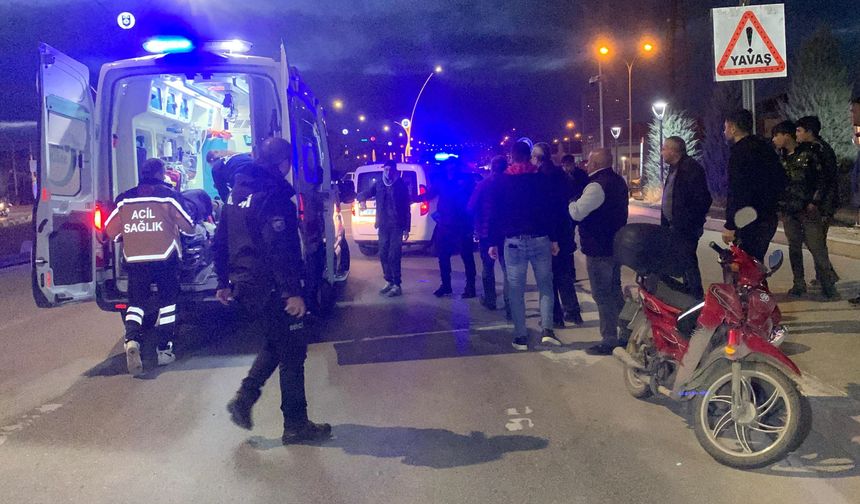 Karaman’da Yolun Karşısına Geçmeye Çalışan Yayaya Motosiklet Çarptı: 2 Yaralı