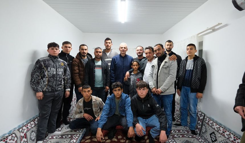 Vali Çiçekli Mahalle Sakinlerinin İftar Sofrasına Misafir Oldu