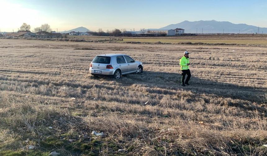 Karaman’da Otomobil Tarlaya Uçtu: 2 Yaralı