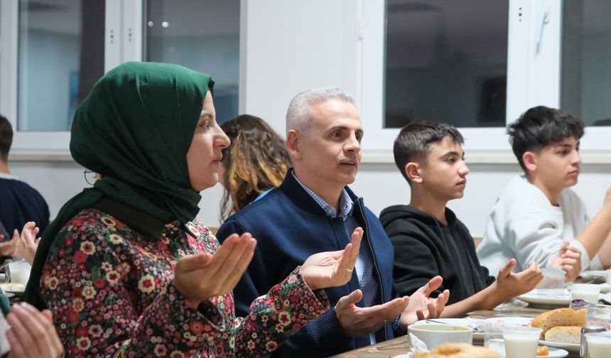 Vali Çiçekli İftarda Öğrencilerle Bir Araya Geldi