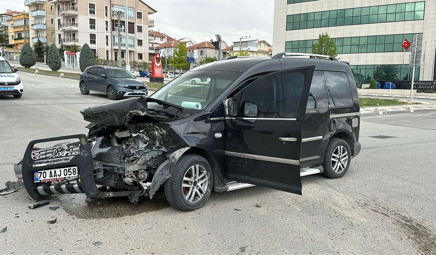 Karaman'da iki hafif ticari araç çarpıştı: 2 yaralı