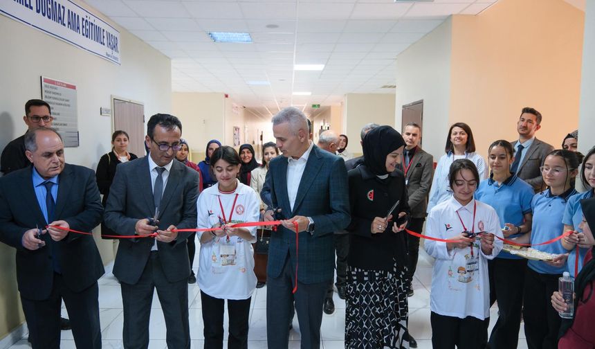 VALİ ÇİÇEKLİ, TÜBİTAK 4006 BİLİM FUARI’NIN AÇILIŞINI GERÇEKLEŞTİRDİ