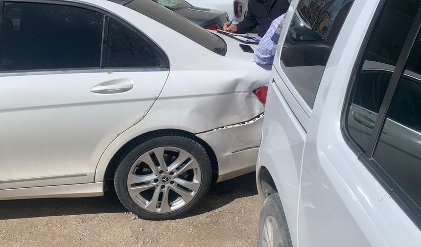 Freni Boşalan Araç, 2 Otomobile Çarptı