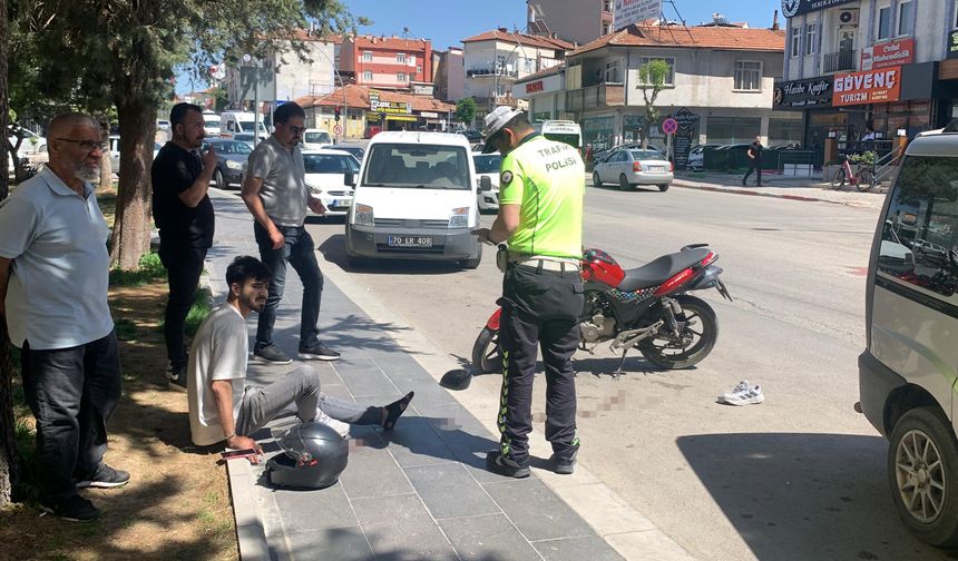 KARAMAN’DA OTOMOBİLLE ÇARPIŞAN MOTOSİKLET SÜRÜCÜSÜ YARALANDI