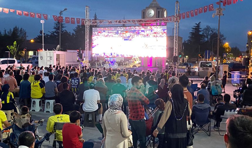 AKTEKKE MEYDANINA KURULAN DEV SİNEVİZYONDA MAÇ HEYECANI