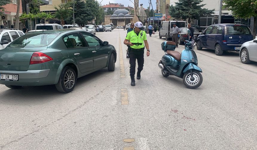KARAMAN’DA OTOMOBİLLE ÇARPIŞAN MOTOSİKLETLİ YARALANDI