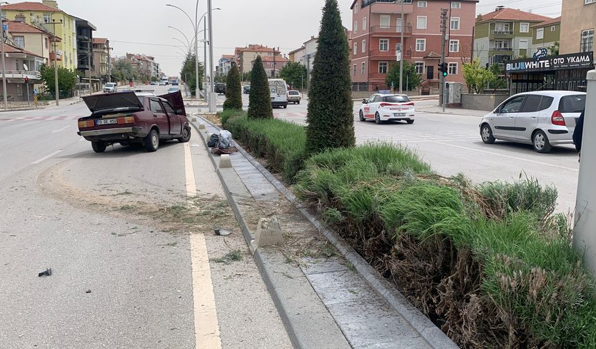 Aydınlatma Direğine Çarpan Otomobil Orta Refüjü Aşarak Karşı Şeride Geçti