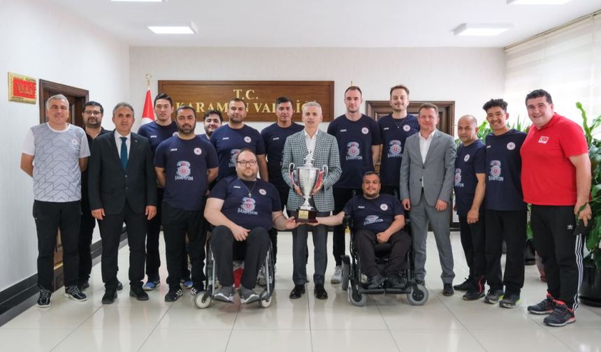 ÖZEL İDARE SPOR KULÜBÜ OTURARAK VOLEYBOL TAKIMI'NA ÖDÜL