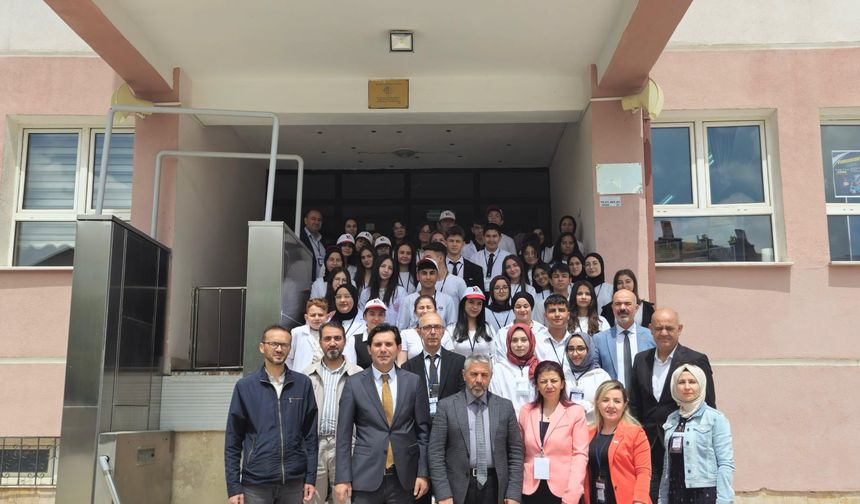 KARAMAN YUNUSKENT MEHMET AKİF ERSOY ANADOLU LİSESİ’NDE BİLİM ŞENLİĞİ: TÜBİTAK 4006 BİLİM FUARI GÖZ DOLDURDU
