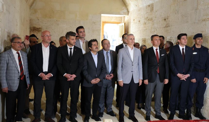Vali Çiçekli, Karamanoğlu Mehmet Bey’in Türbesini Ziyaret Etti