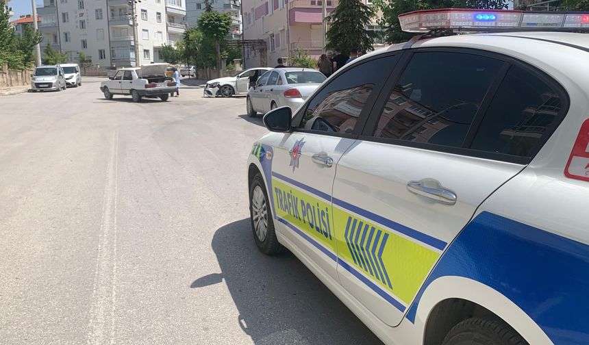 KARAMAN'DA OTOMOBİLLER ÇARPIŞTI: 4 YAŞINDAKİ ÇOCUK YARALANDI