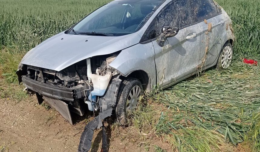 KARAMAN’DA OTOMOBİL TARLAYA DEVRİLDİ: 1 YARALI