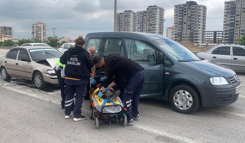 KARAMAN'DA IŞIKTA BEKLEYEN HAFİF TİCARİ ARACA OTOMOBİL ARKADAN ÇARPTI: 1 YARALI