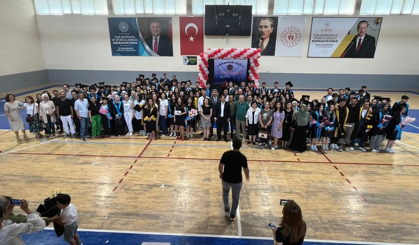 KARAMAN LİSESİ MEZUNLARI KEPLERİNİ FİLİSTİNLİ ÇOCUKLAR İÇİN FIRLATTI