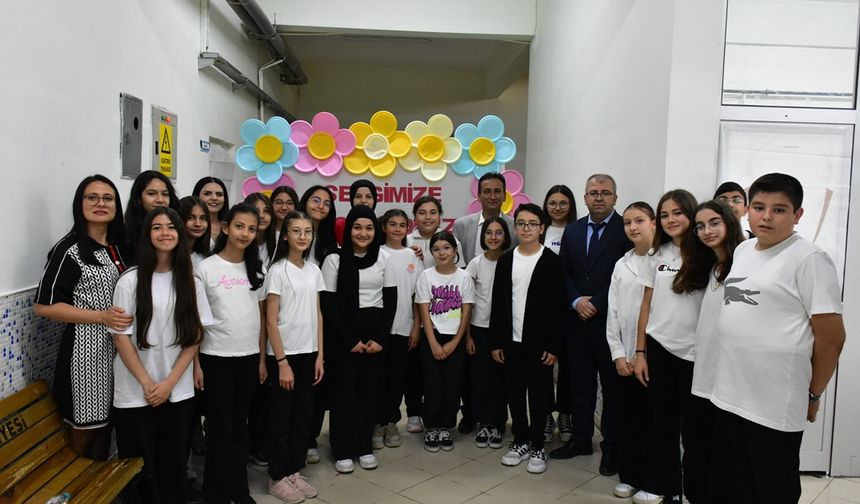 ÖĞRENCİLERİN YÜREĞİNDEN TUVALE, KÂĞIDA VE MAKETLERE TAŞAN EMEK