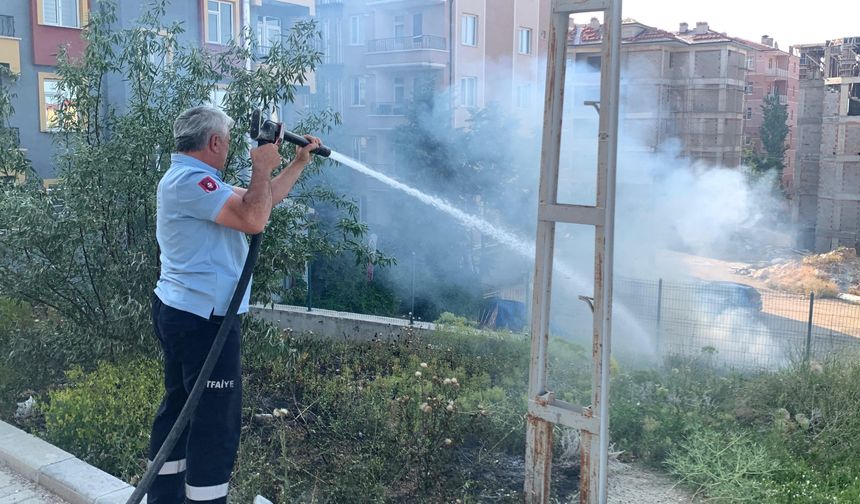 KARAMAN'DAKİ OT YANGINI EVLERE SIÇRAMADAN SÖNDÜRÜLDÜ